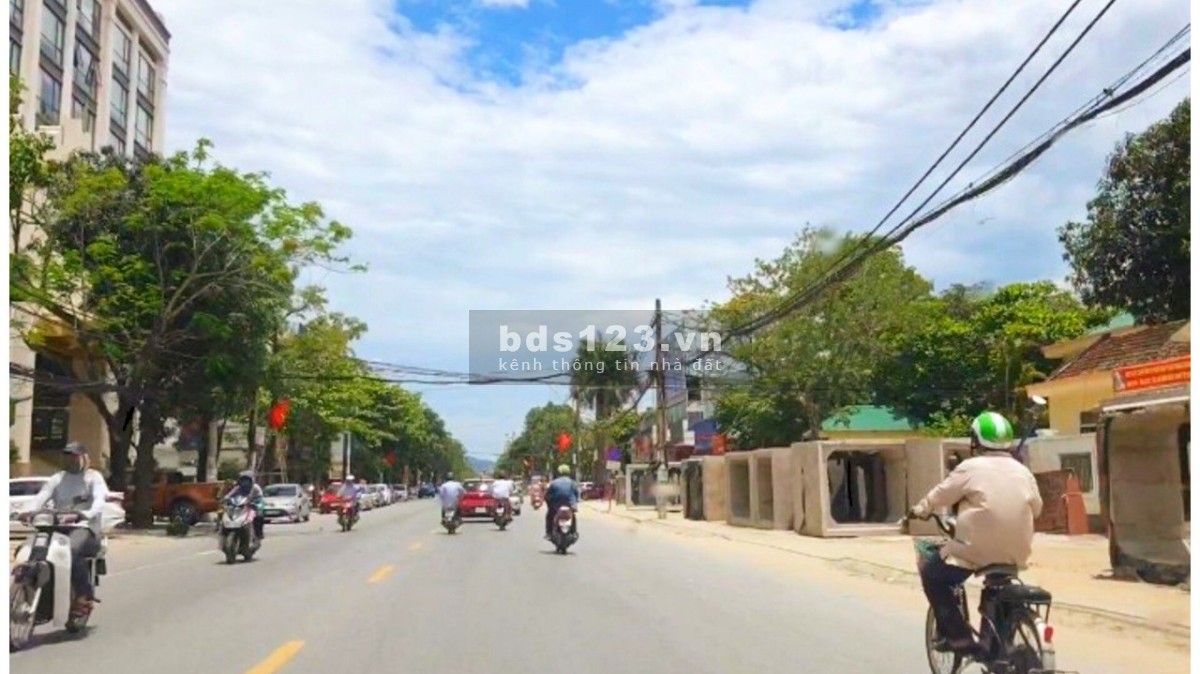 Tôi cô Hoa chủ đất cần bán gấp 872M2 đất. Gía 550 triệu, ngay chợ đêm.
