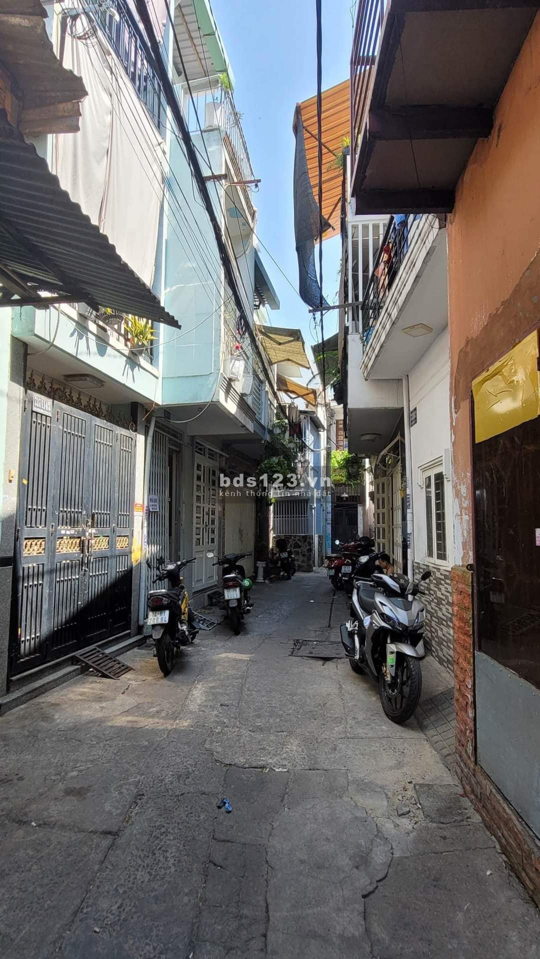 Bán nhà gần Lạc Long Quân, hẻm ba gác, 16m2, nhỉnh 2 tỷ.