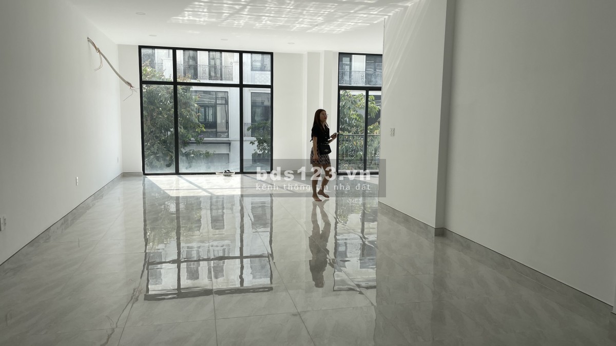 Cho thuê mặt bằng nhà phố 3 tầng , hoàn thiện chỉ 40 triệu tại Vinhomes Quận 9
