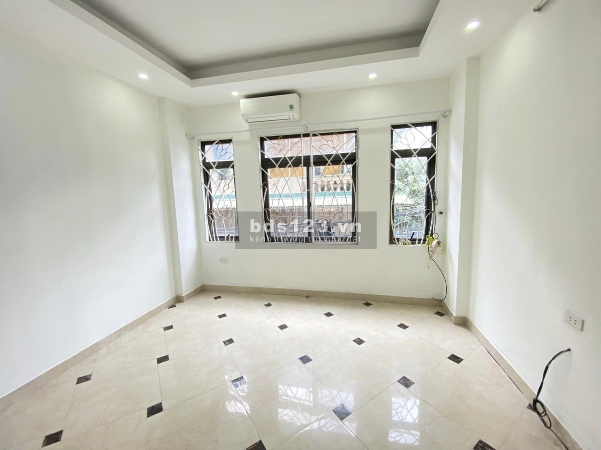 Bán nhà riêng - Nhà dân xây - Ô tô đỗ cửa - Kinh doanh - DT 31M x 5T _ Giá chỉ 4,6 tỷ