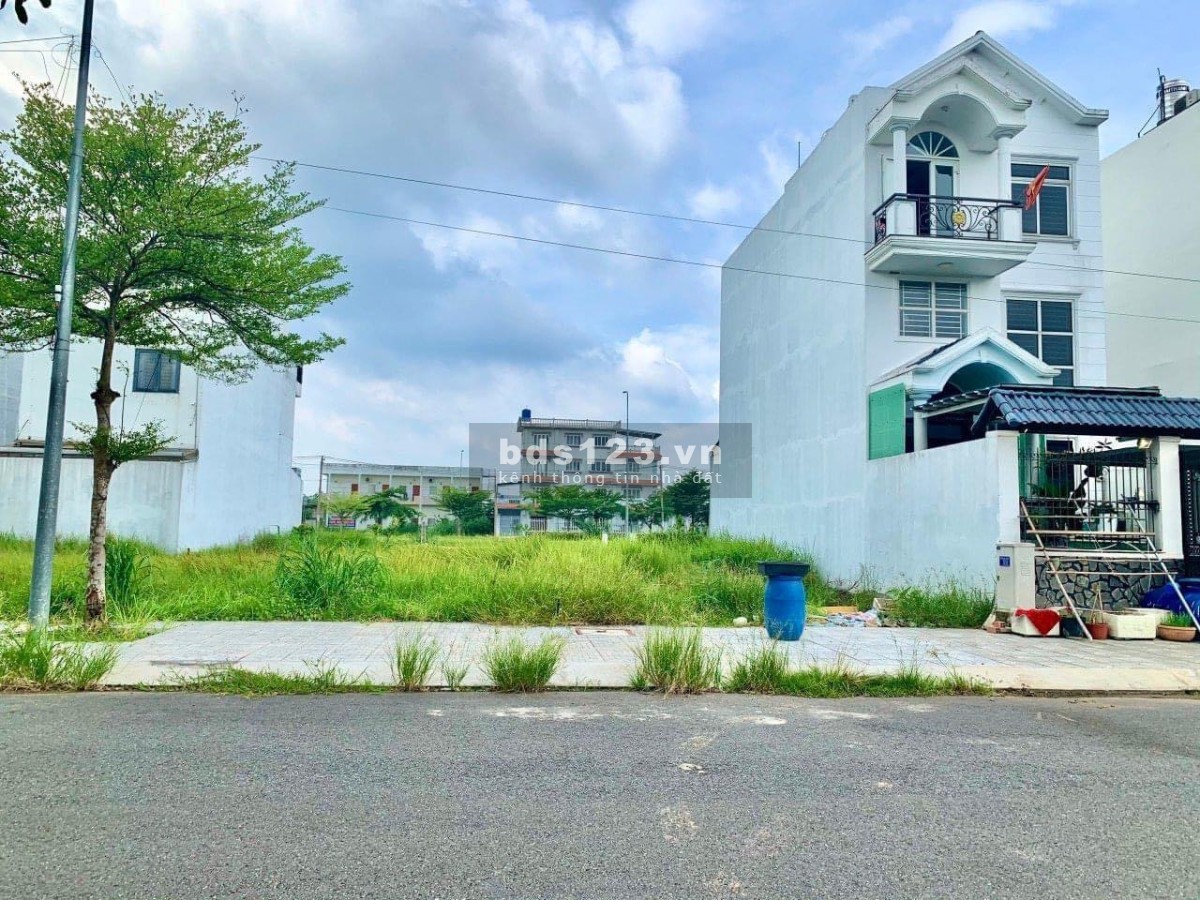 Chính chủ cần bán đất nằm ngay trung tâm hành chính Bến Cát , liền kề QL13 thuộc Bình Dương