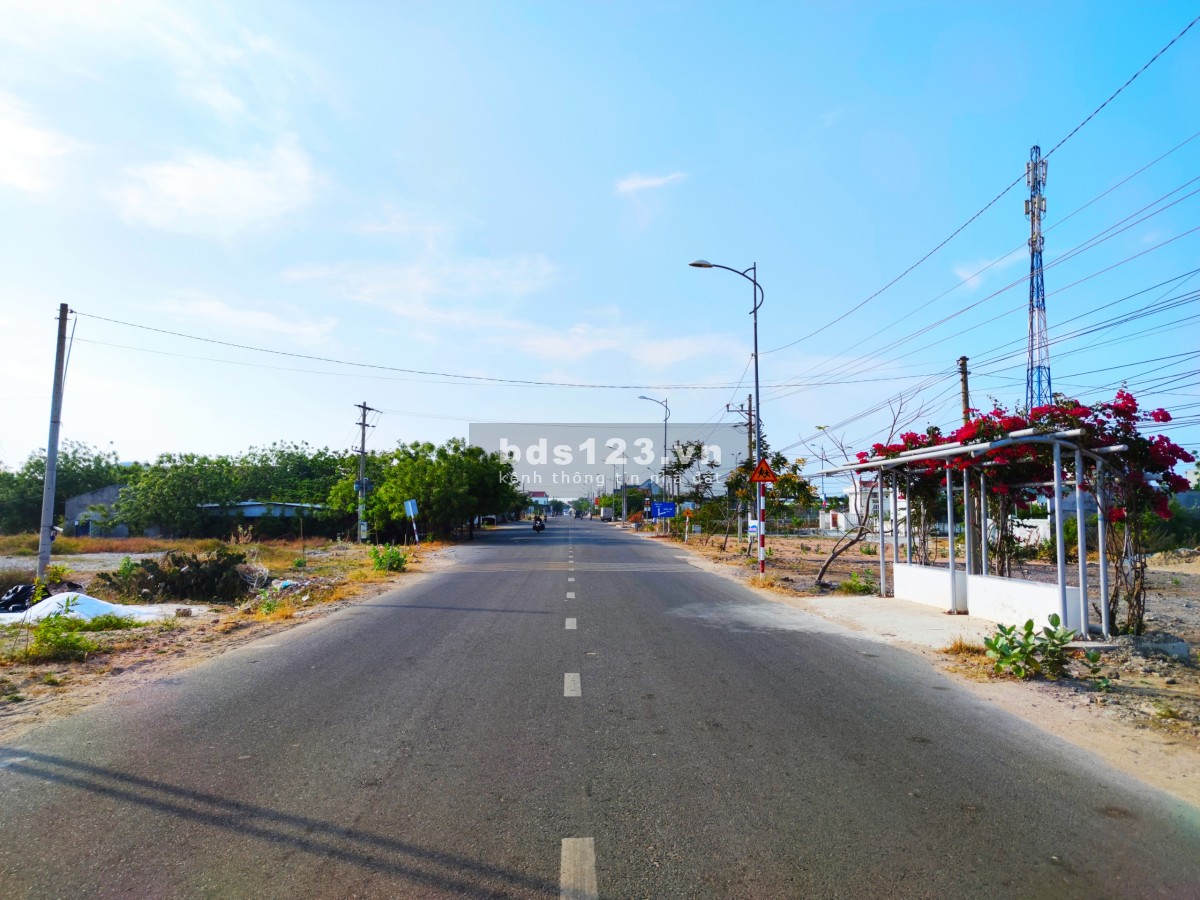 Bán đất thổ cư mặt tiền 8m, chỉ 4 phút ra tới bãi tắm Ninh Chữ - Ninh Thuận. Giá cắt lỗ