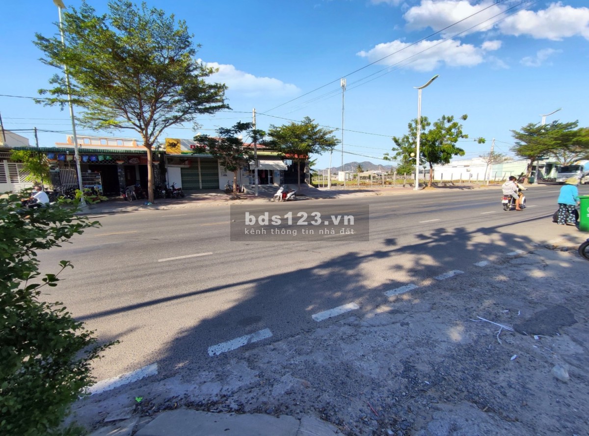 Bán đất lô góc 2 mặt tiền đường Nguyễn Thị Minh Khai, cách biển Bình Sơn - Ninh Thuận chỉ 2 phút