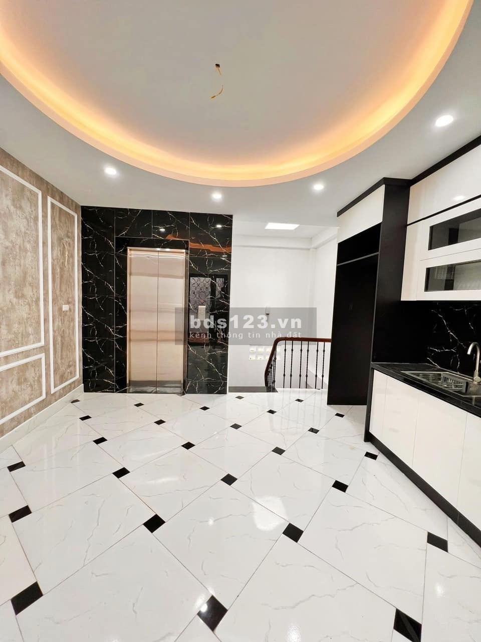 Bán nhà gấp nhỉnh 6tỷ 38m2 ngõ oto thang máy trung tâm Hai Bà Trưng, ngập tràn tiện ích.