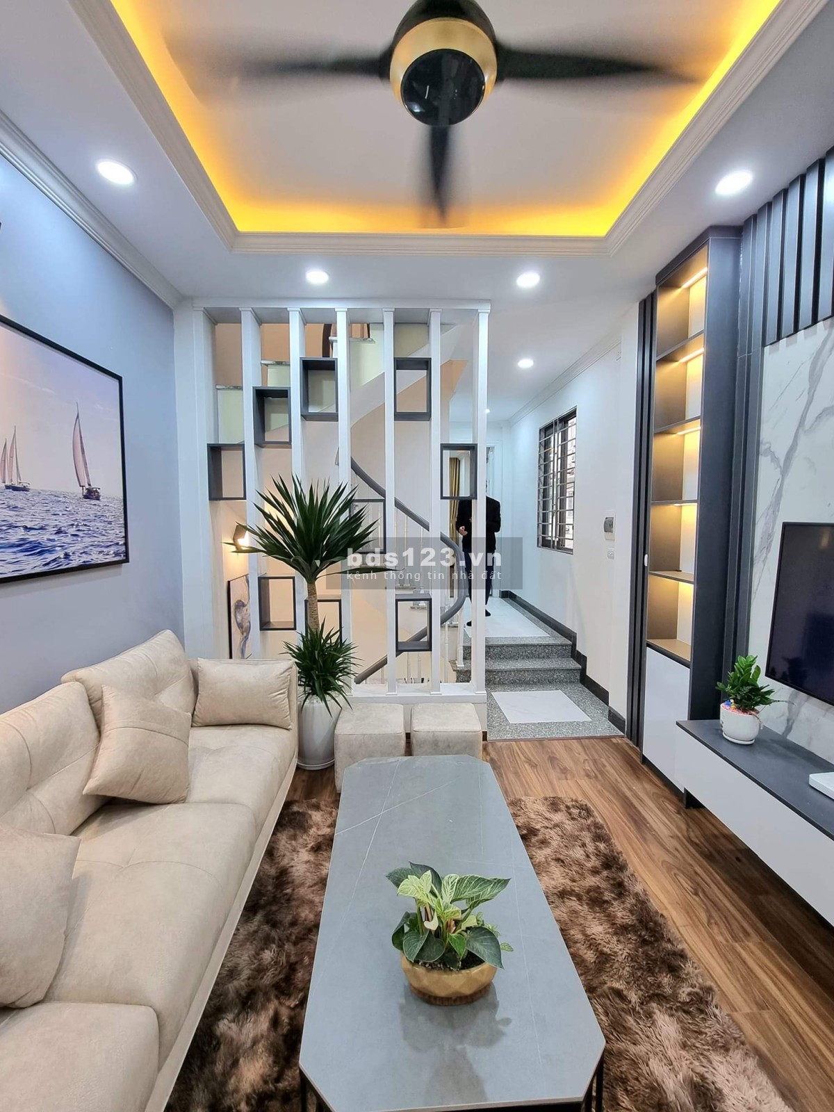 - Bán nhà Lương Thế Vinh 4 tầng, phân lô, ô tô dừng đỗ ngày đêm giá chỉ nhỉnh 6 tỷ