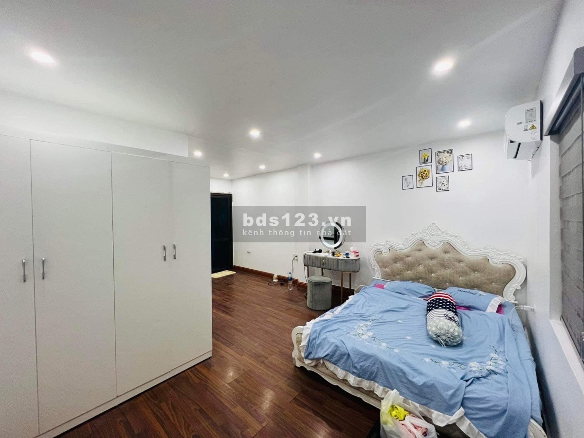 Bán nhà Cầu Giấy rất gần phố, 55m2 x 4t nhỉnh 5 tỷ, lô góc 2 mặt thoáng