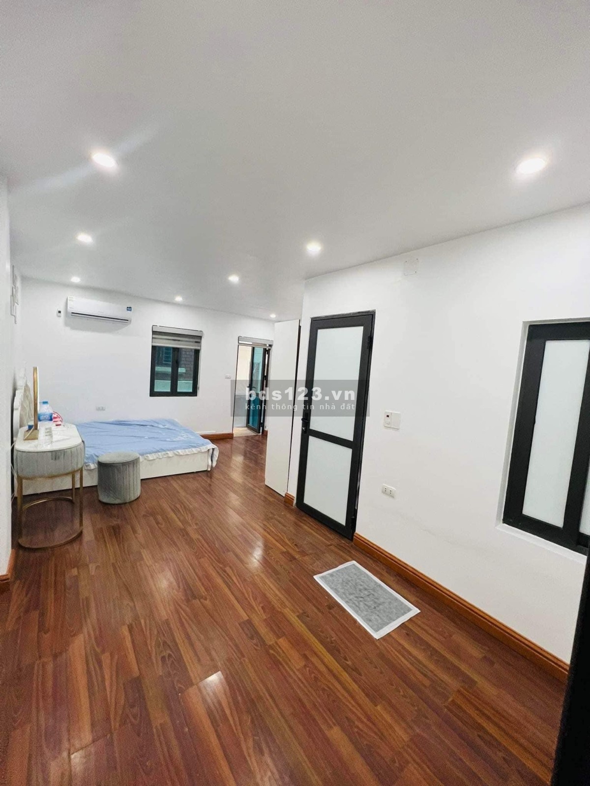 Bán nhà Cầu Giấy rất gần phố, 55m2 x 4t nhỉnh 5 tỷ, lô góc 2 mặt thoáng