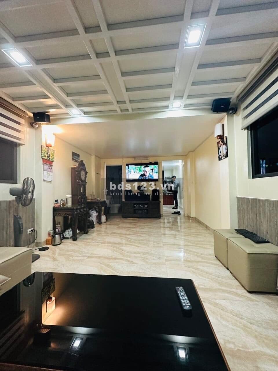 Bán nhà mặt phố Thuỵ Khuê, Tây Hồ. Dt 50m, 8T, 3.8m, 17.5Tỷ. Hiếm, KD đa dạng, Ô Tô 2 chiều, view Hồ