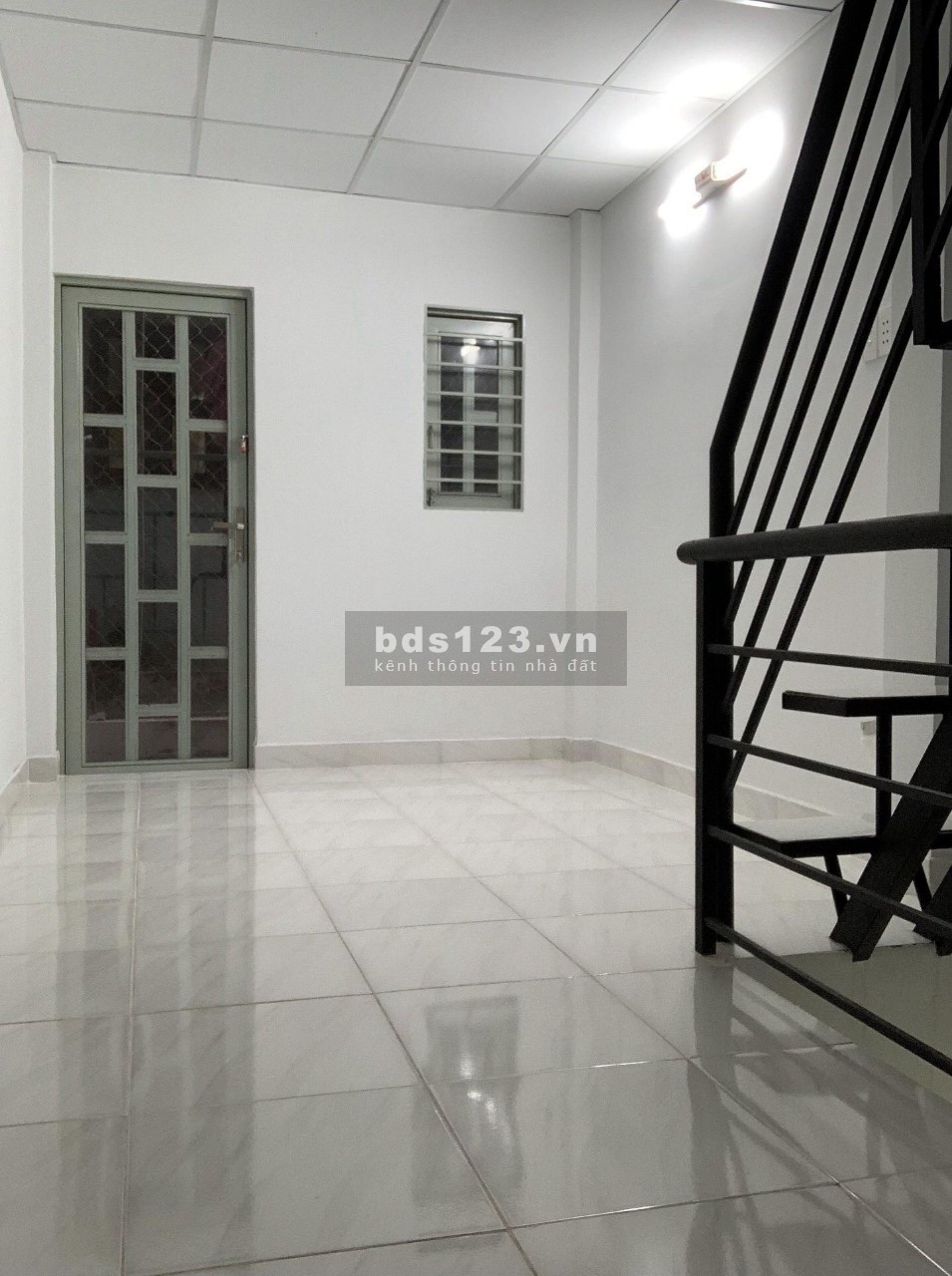 Bán nhà Tân Phú siêu rẻ giá chỉ 1 tỷ 650 triệu có 2 lầu, bao ở. Gọi cho mình 24/7: 0364463839