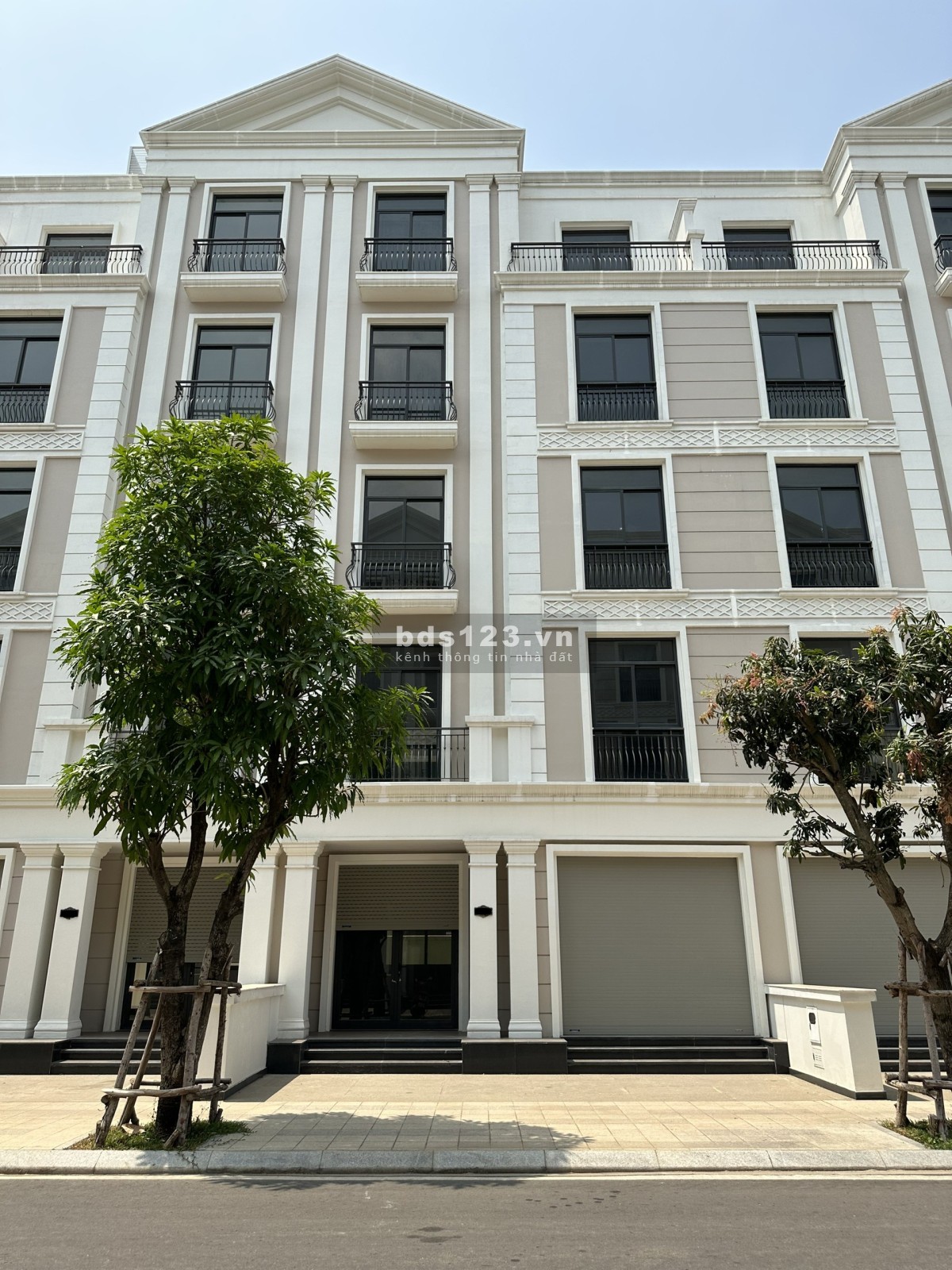 cần tiền kinh doanh bán căn nhà phố Vinhomes Grand Park - 96m2 - 14 tỷ. lh 0912 157 978