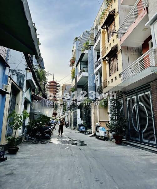 Bán nhà 45m2 chỉ hơn 6 tỷ, mặt tiền kinh doanh rất tốt, xe hơi vào tận cửa, gần Hoàng hoa thám