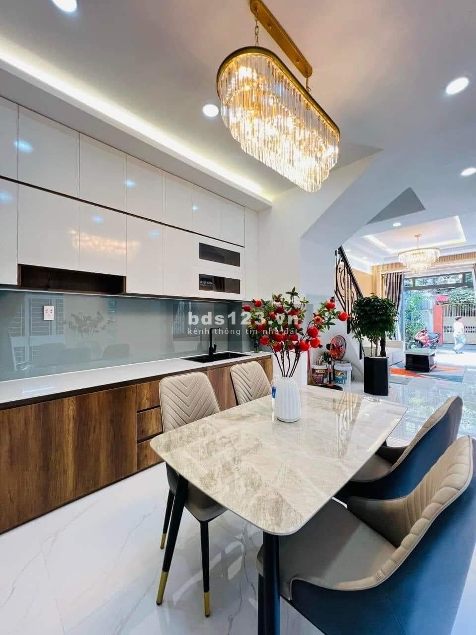 Bán nhà 45m2 chỉ hơn 6 tỷ, mặt tiền kinh doanh rất tốt, xe hơi vào tận cửa, gần Hoàng hoa thám