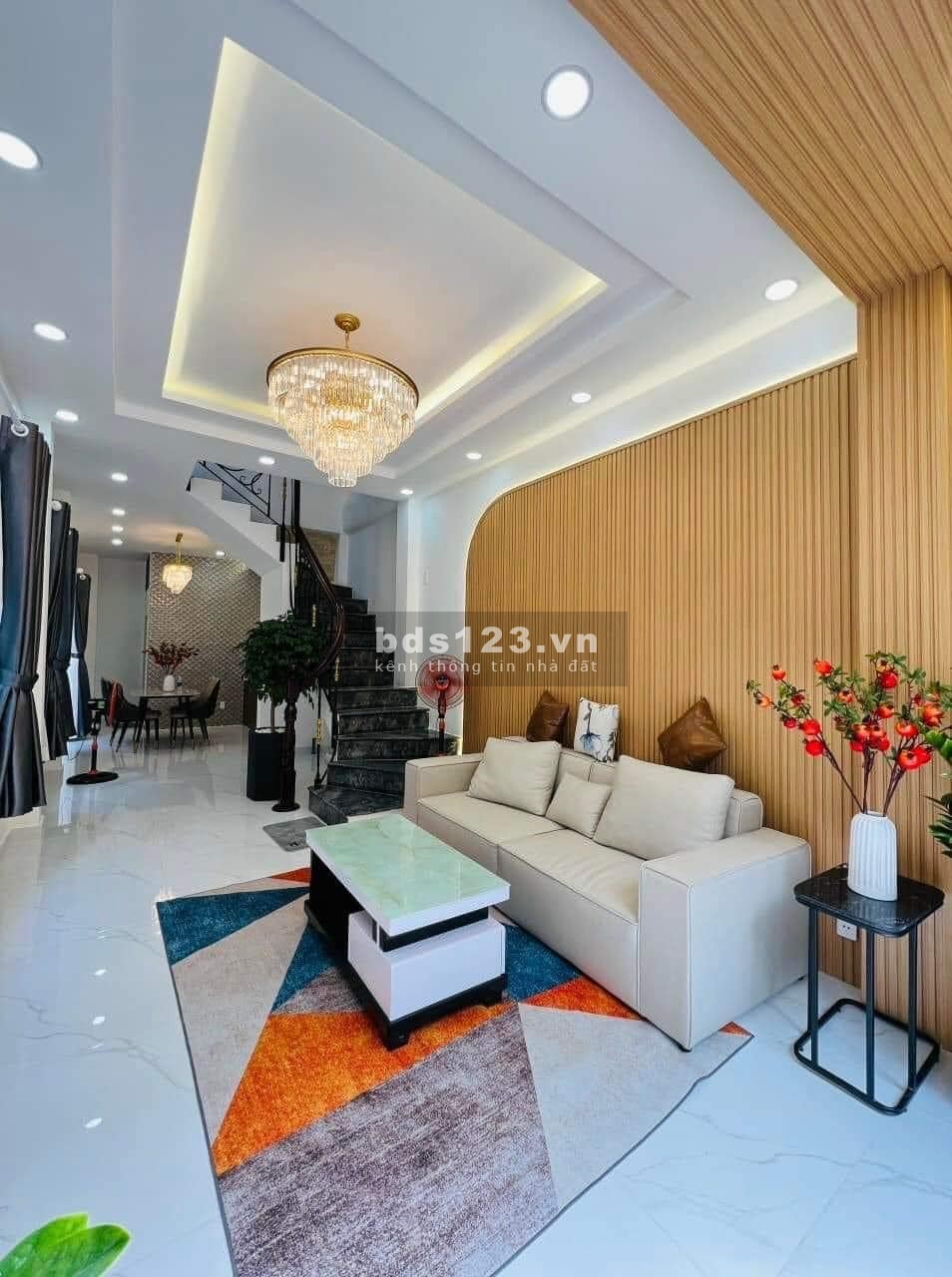 Bán nhà 45m2 chỉ hơn 6 tỷ, mặt tiền kinh doanh rất tốt, xe hơi vào tận cửa, gần Hoàng hoa thám