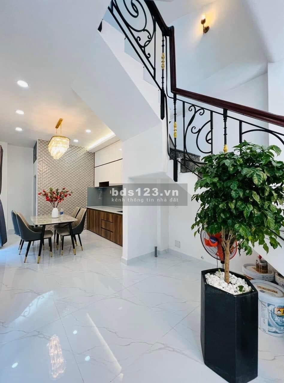 Bán nhà 45m2 chỉ hơn 6 tỷ, mặt tiền kinh doanh rất tốt, xe hơi vào tận cửa, gần Hoàng hoa thám