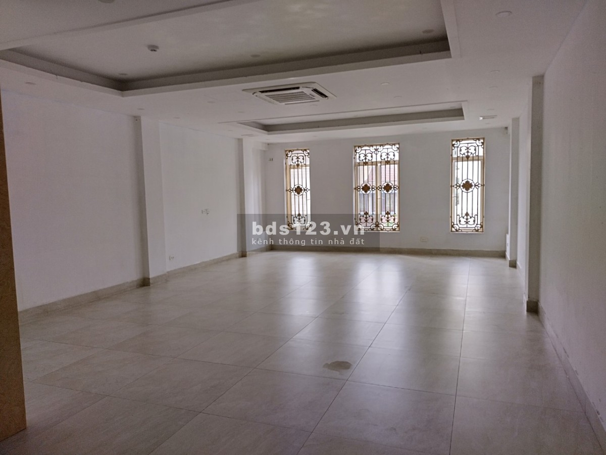 Cho thuê nhà 90m2 x 5 tầng 1 hầm ở Việt Hưng, Oto đỗ cửa, mọi mô hình