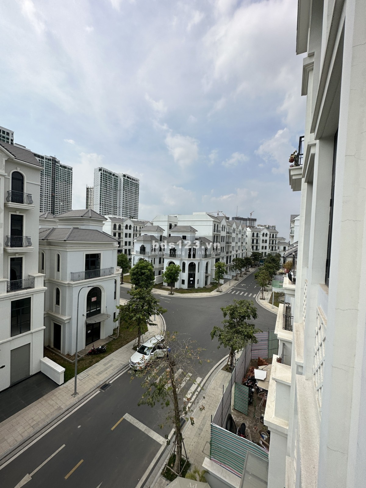 Hoàn thiện nhà liền kề cho thuê tầng 1,2,3,4,5 làm văn phòng vị trí đẹp, trung tâm trong Vinhomes