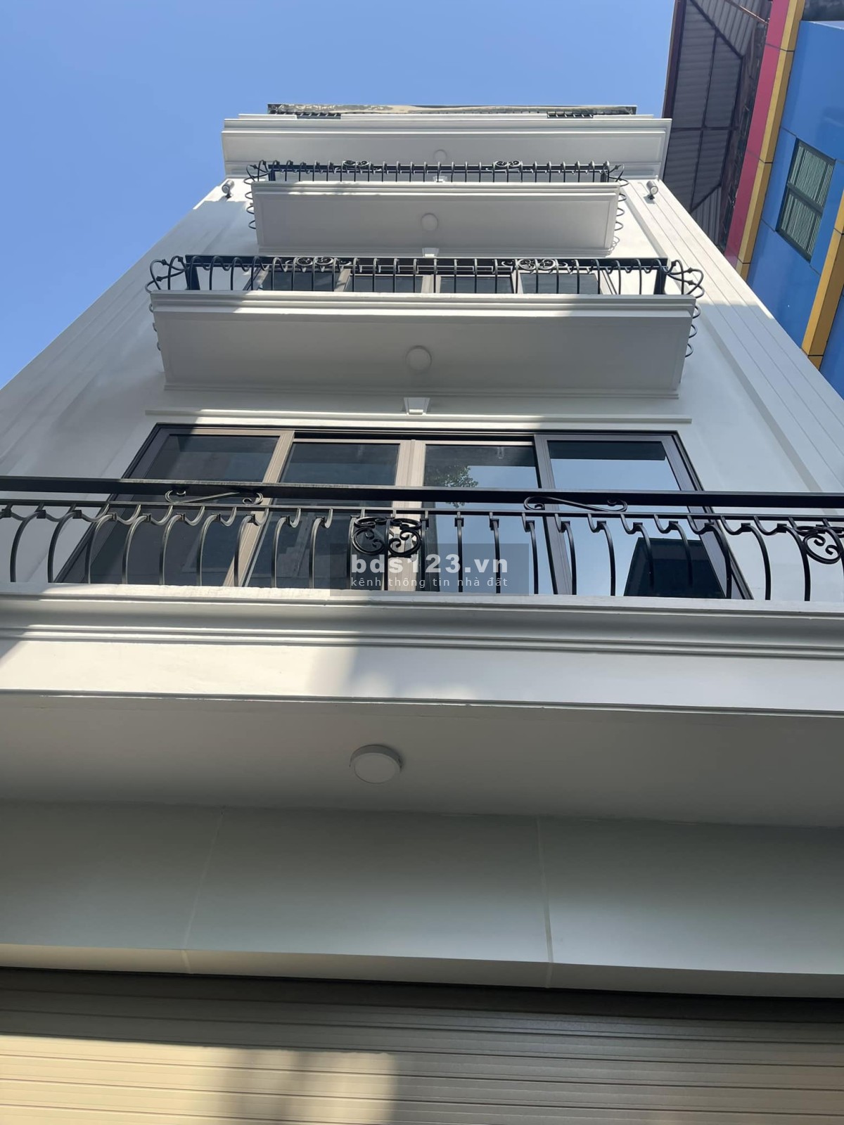 Bán nhà riêng lô góc, nhà mới, ở ngay - Gần phố, mặt tiền rộng, cực thoáng