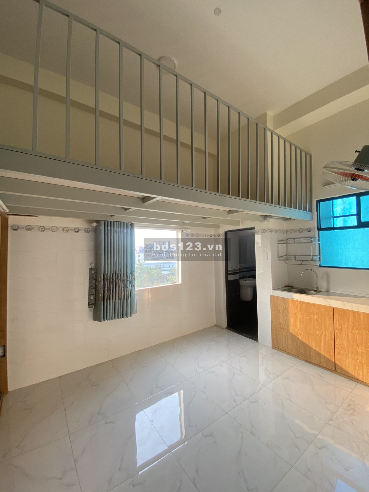 Cho thuê phòng trọ có gác cao, nội thất, cửa sổ thoáng mát gần CVPM Quang Trung, FPT, CĐ Viễn Đông