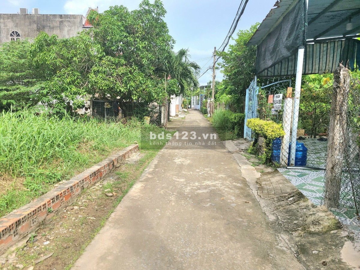 Bán gấp 2 lô đất Qui Đức - Bình Chánh sổ sẵn 7x17m thổ cư 100%, mua bán ngay.