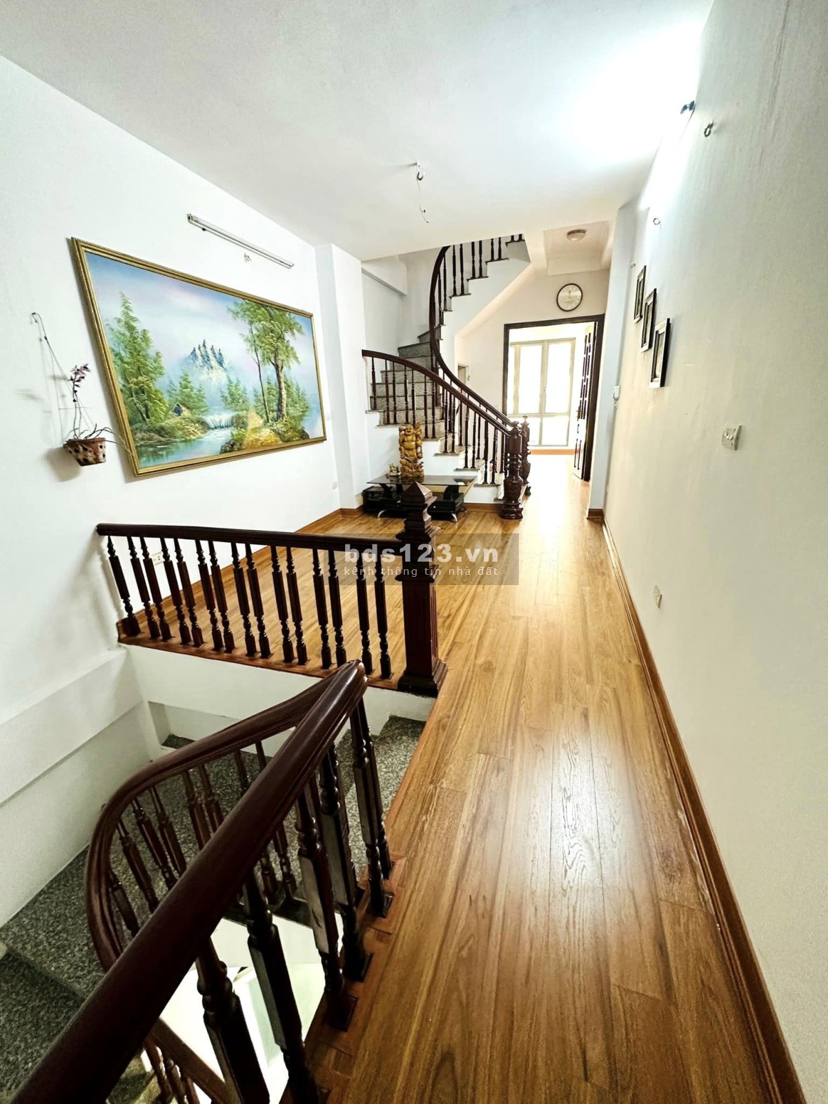 Bán nhà mặt phố 3 - 4 ô tô tránh - Kinh doanh _ Nhà đẹp ở ngay _ Gần UBND quận