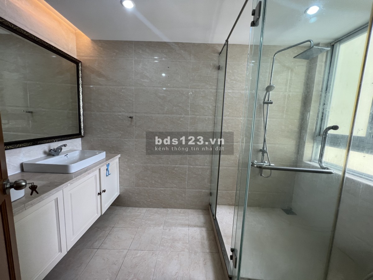 Bán căn hộ Hùng Vương Plaza 130m2, 3PN, 3WC, căn góc. Giá thật không đăng ảo: 6.5 tỷ còn TL giảm