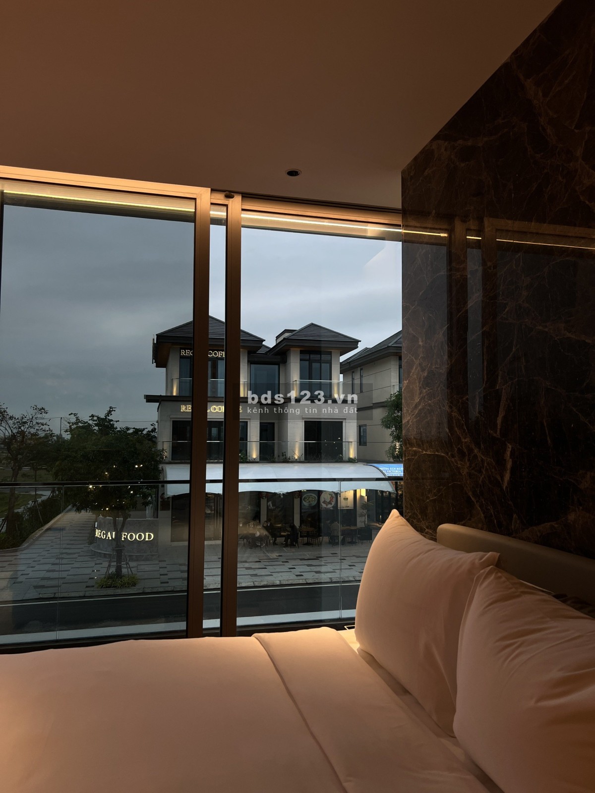 Biệt thự mặt sông 427m2, đối diện sân golf, thiết kế độc bản, giá bán giảm mạnh, sổ hồng lâu dài