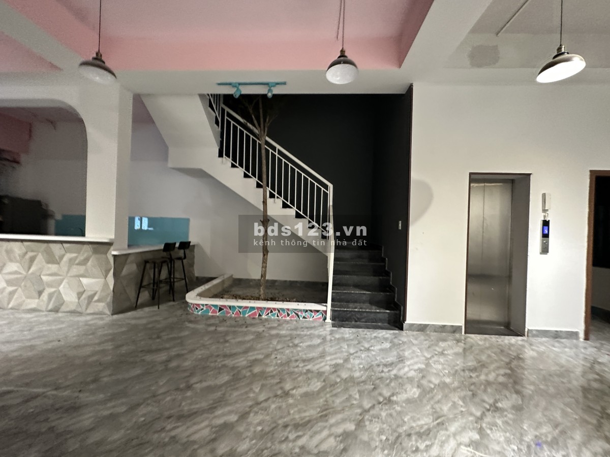 Cho thuê mặt bằng nhà phố hoàn thiện 162m2, trục đường chính của vinhomes phù hợp kinh doanh