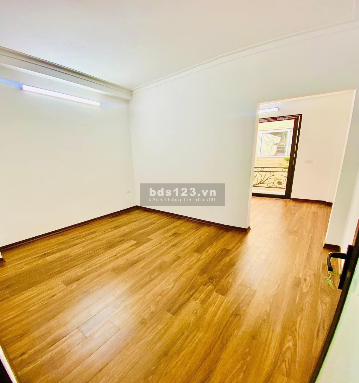 Bán nhà Ngọc Thủy - Long Biên - Cạnh Hồ - 43m2 - 5 tầng - giá 3tỷ5