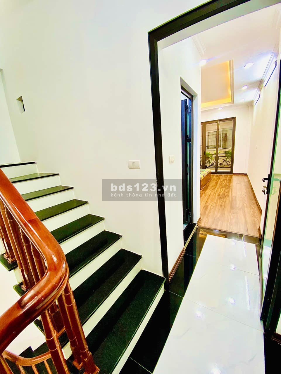 Bán nhà Ngọc Thủy - Long Biên - Cạnh Hồ - 43m2 - 5 tầng - giá 3tỷ5