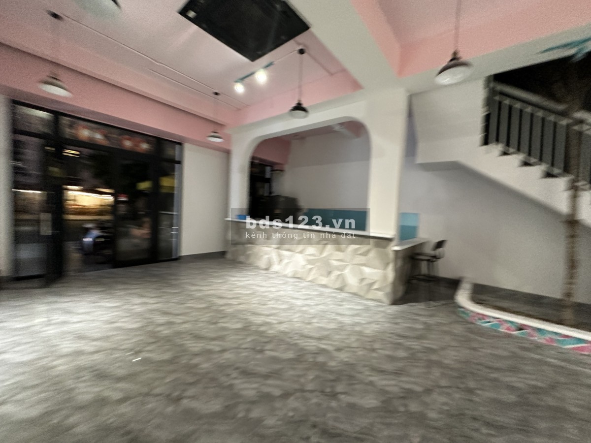 Cho thuê mặt bằng nhà phố hoàn thiện 162m2, trục đường chính của vinhomes phù hợp kinh doanh