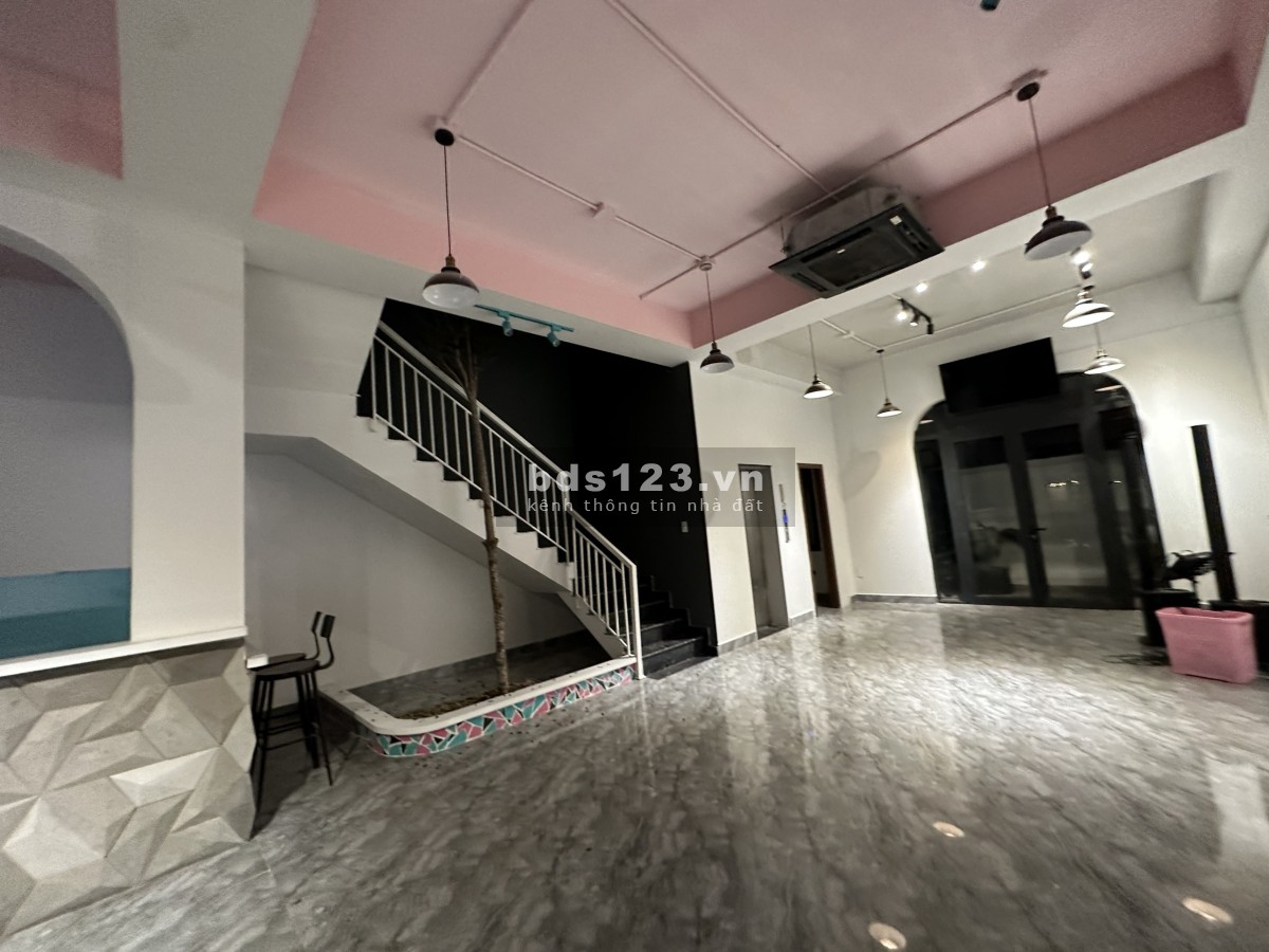 Cho thuê mặt bằng nhà phố hoàn thiện 162m2, trục đường chính của vinhomes phù hợp kinh doanh