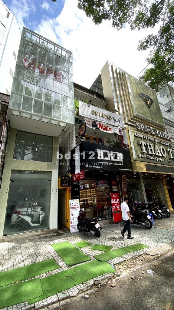Cho thuê mặt bằng MT đường Trần Hưng Đạo, P. Nguyễn Cư Trinh, Q1. DT: 4x17.5m. Lối đi riêng.