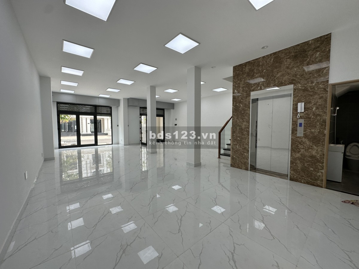 Tầng trệt giá tốt tại Vinhomes Quận 9, làm văn phòng mặt bằng kinh doanh