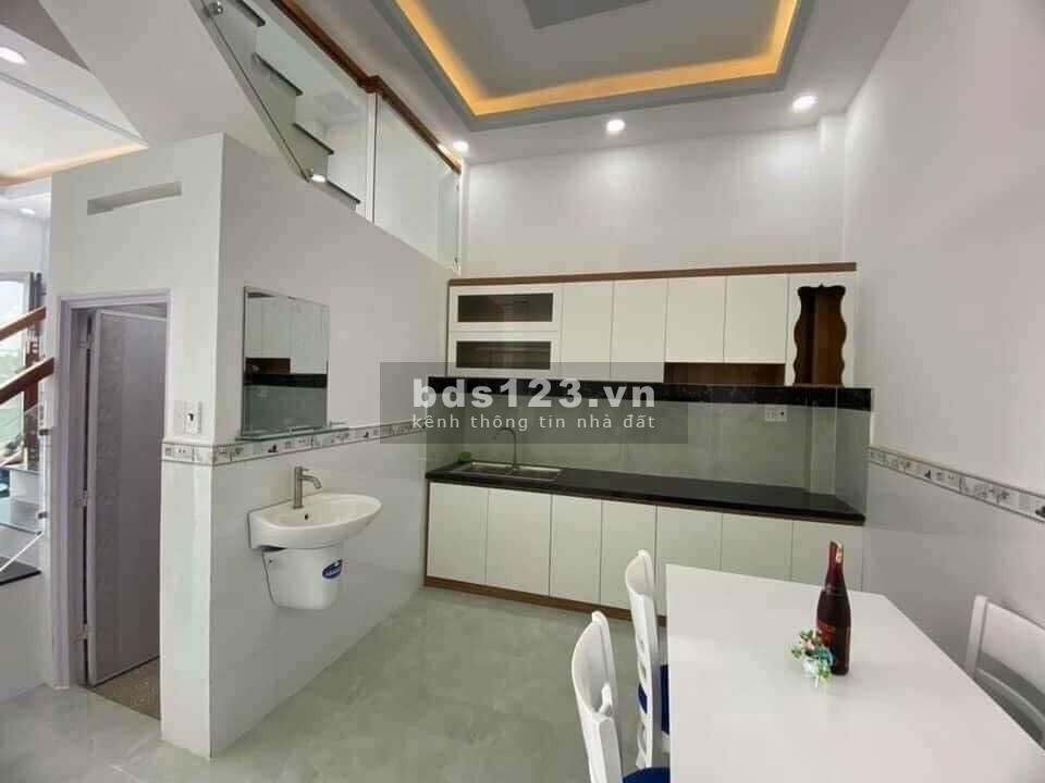 Bán nhà Tân Kì Tân Quý, đoạn giao với đường Tân Quý, Tân Phú, TPHCM.