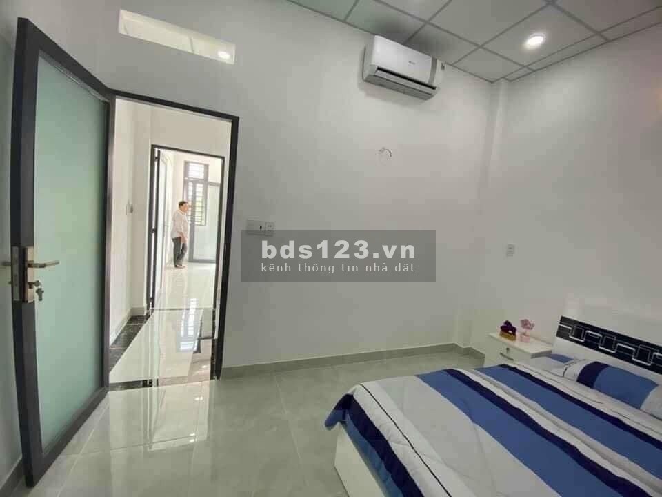 Bán nhà Tân Kì Tân Quý, đoạn giao với đường Tân Quý, Tân Phú, TPHCM.