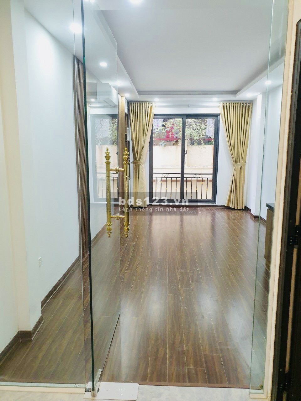Bán nhà riêng nhỉnh 6 tỷ Lạc Long Quân - 6 tầng thang máy – Ô tô cách 5m phân lô bán cờ - Mới ở ngay