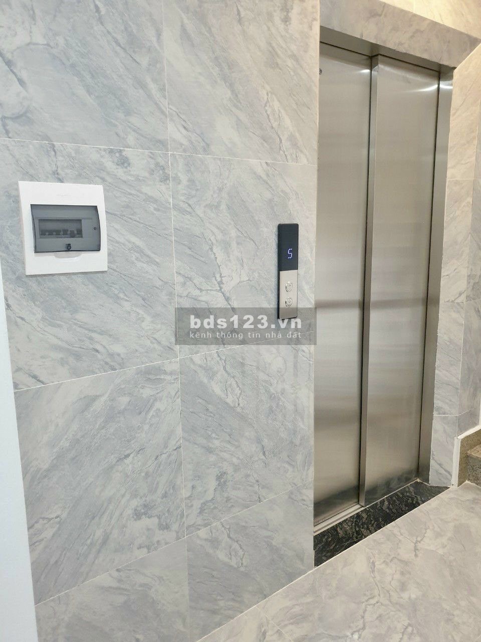 Bán nhà riêng nhỉnh 6 tỷ Lạc Long Quân - 6 tầng thang máy – Ô tô cách 5m phân lô bán cờ - Mới ở ngay