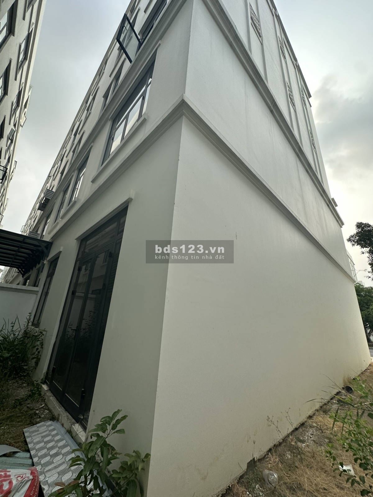 Cho thuê nhà mặt tiền trục đường chính trung tâm tiện tiện ích Vinhomes, cạnh trường học