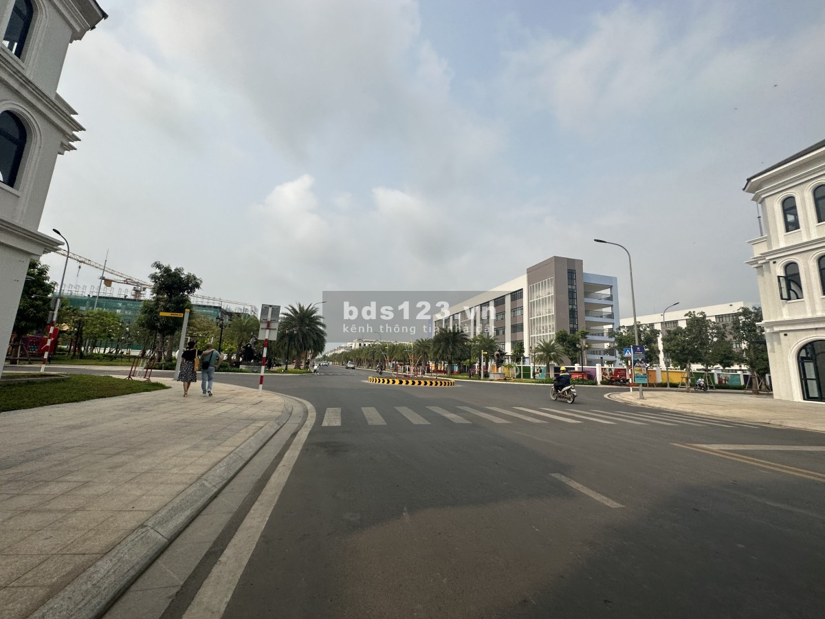 Cho thuê nhà mặt tiền trục đường chính trung tâm tiện tiện ích Vinhomes, cạnh trường học
