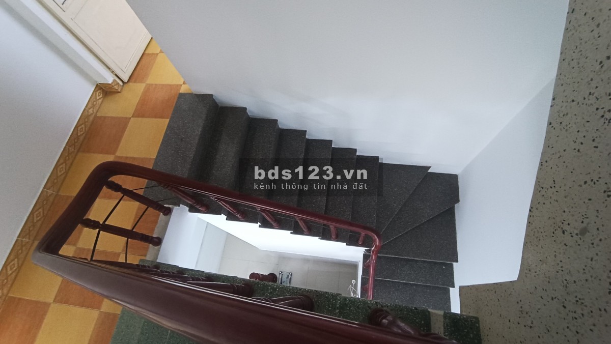 Cho thuê nhà 3 tầng Lê Thị Hồng Gấm sát Phan Đăng Lưu khu kinh doanh sầm uất , tụ họp 4 trường dh