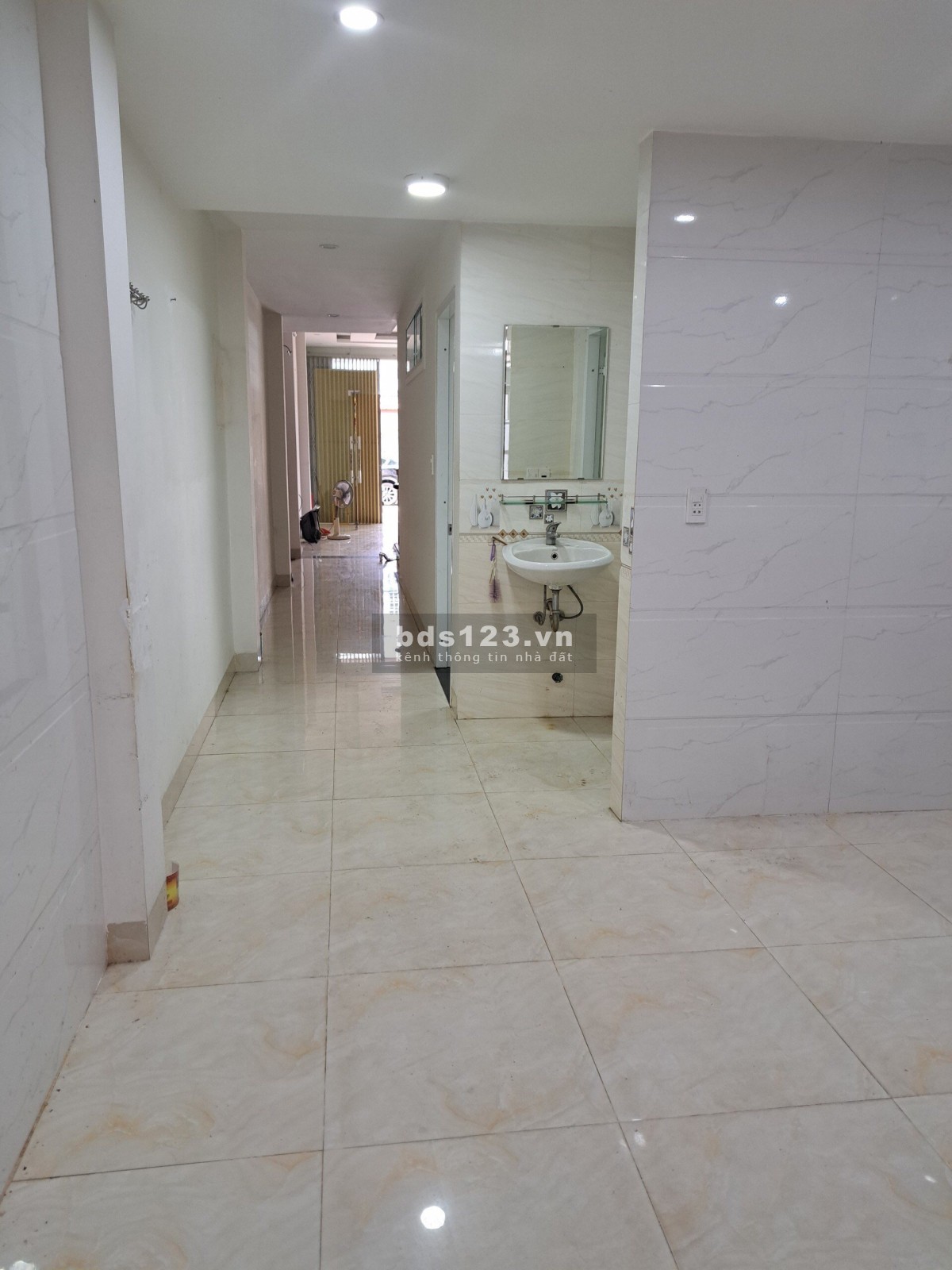 Cho thuê nhà 2 tầng Ỷ Lan Nguyên Phi gần đường 30/4 khu trung tâm sầm uất diện tích 100m