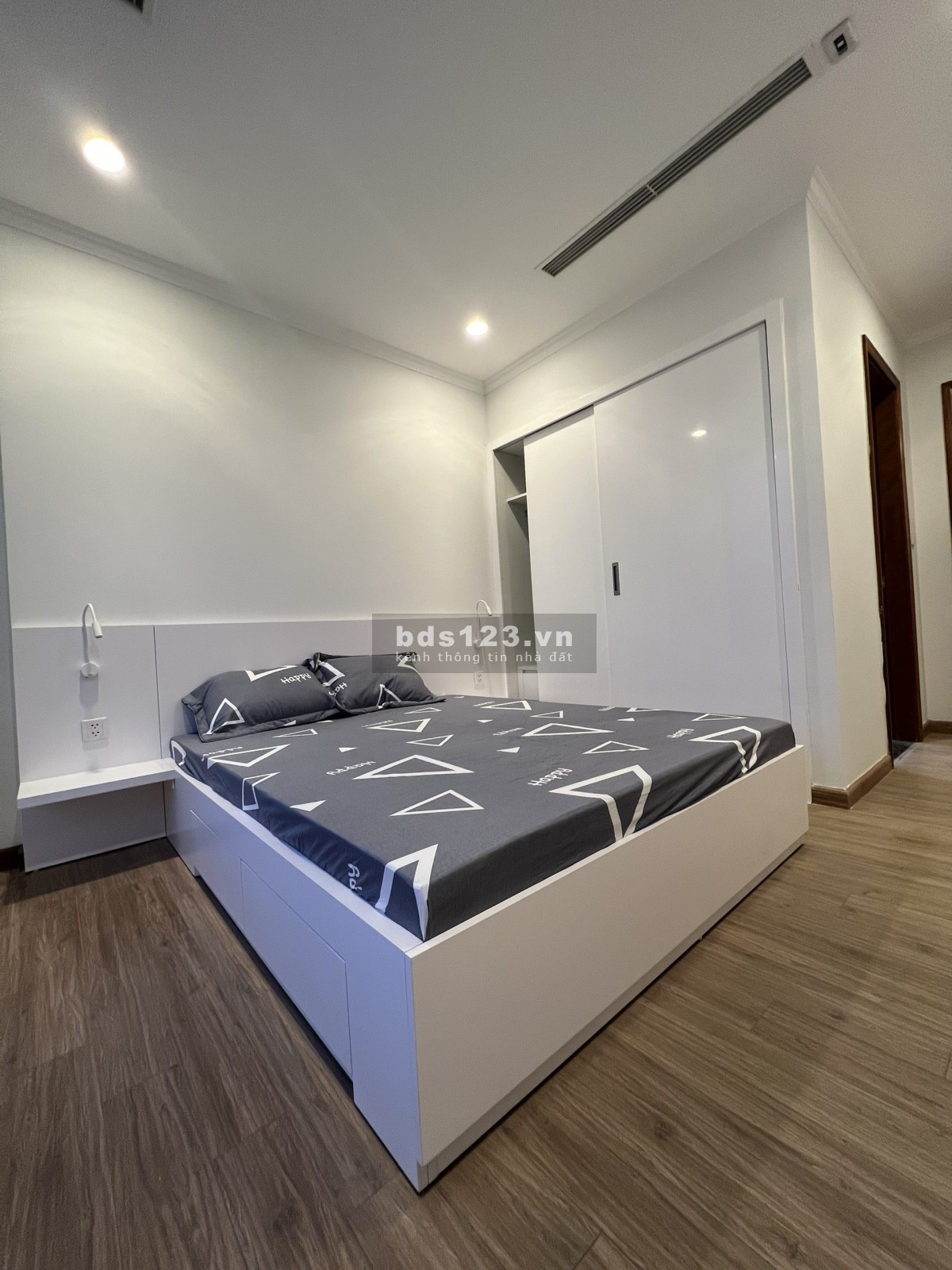 Bán căn hộ 3 ngủ góc 93m2 Park Hill, kđt times city đầy đủ đồ 5.7 tỷ bao phí