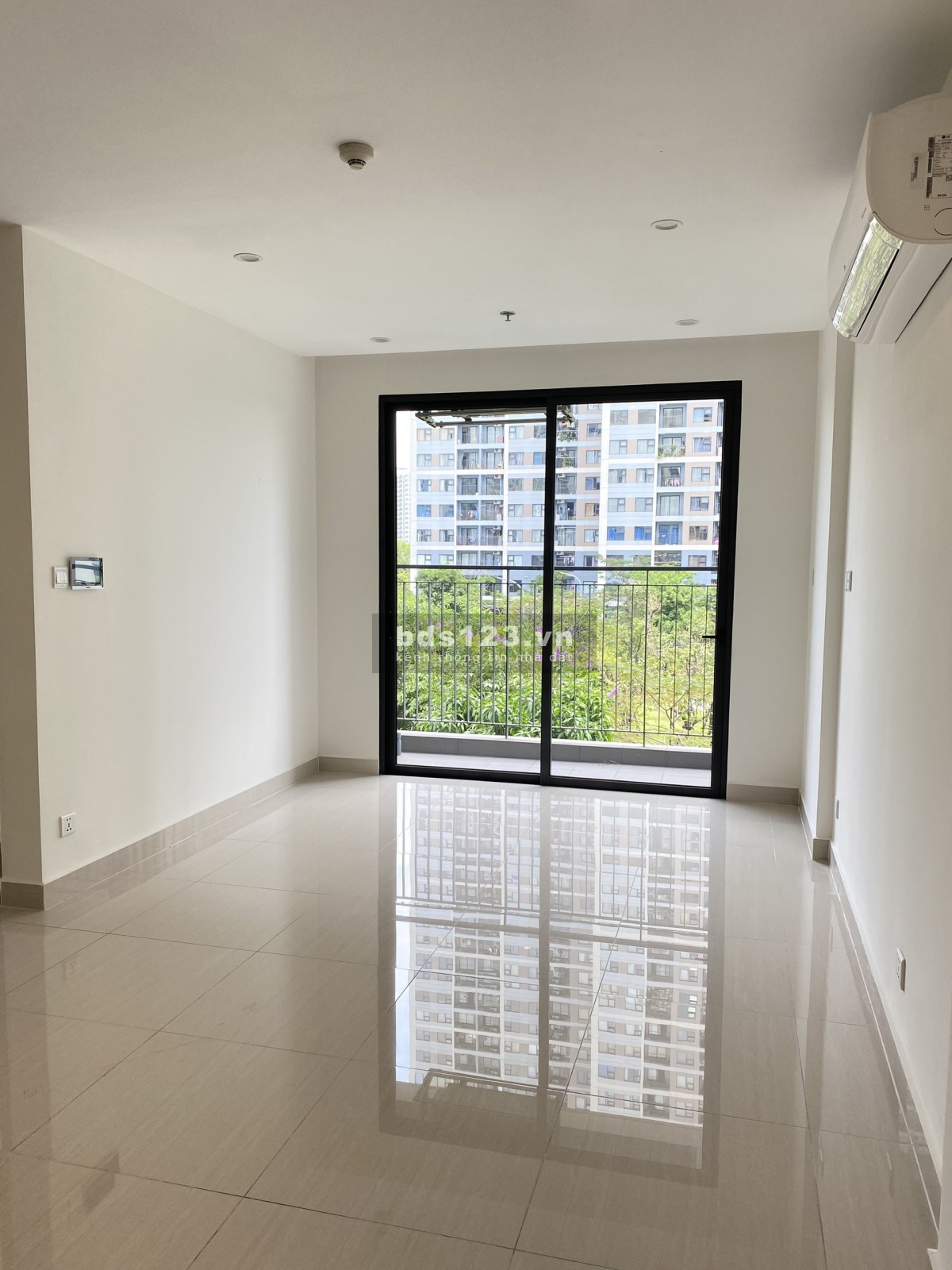 Bán căn hộ 1PN + rẻ nhất Vinhomes Quận 9 giá chỉ 1,6x tỷ bao hết thuế phí và sổ, tặng bếp rèm.