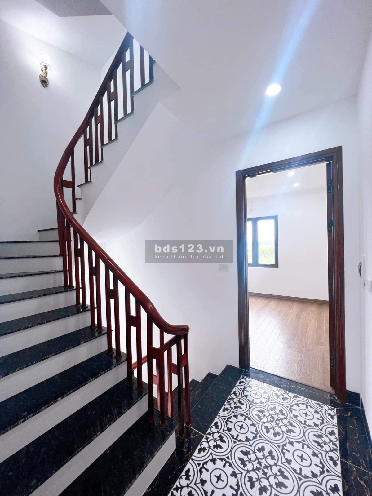 Bán nhà đẹp Thạch Bàn, tiện ích batj ngàn, giá khỏi bàn