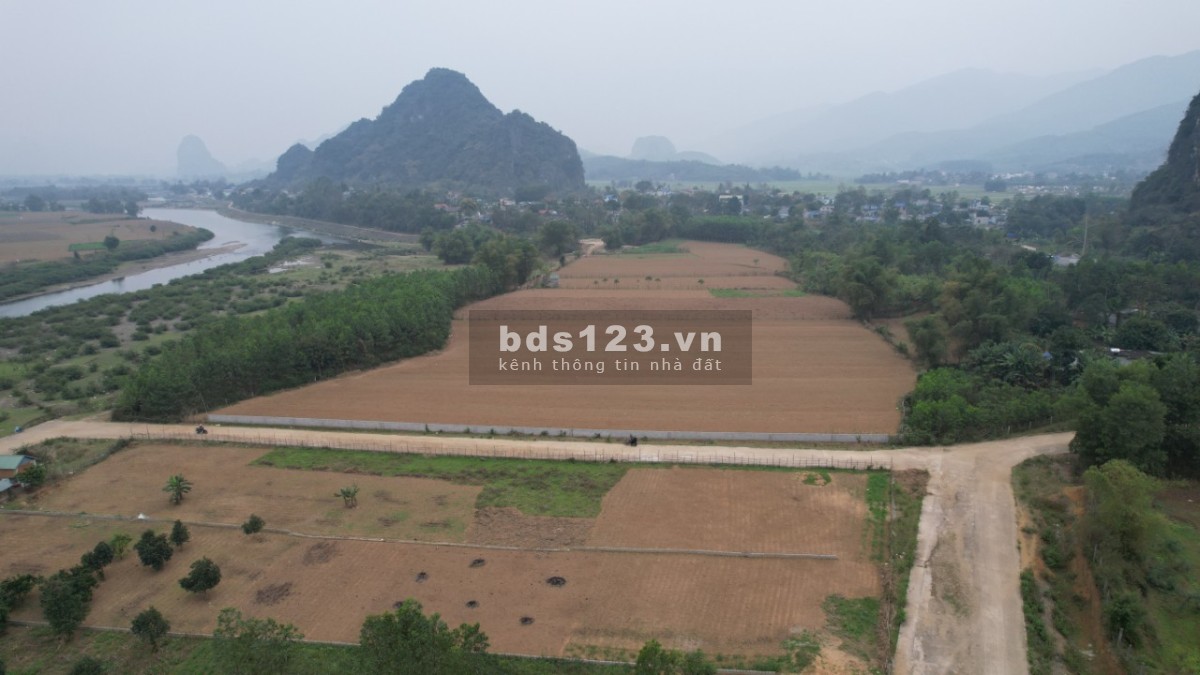 Bán đất lô góc 2 mặt tiền 43m, hơn 55m đường bê tông rộng 8m. cách sông Bôi 50m có bãi bồi rộng.