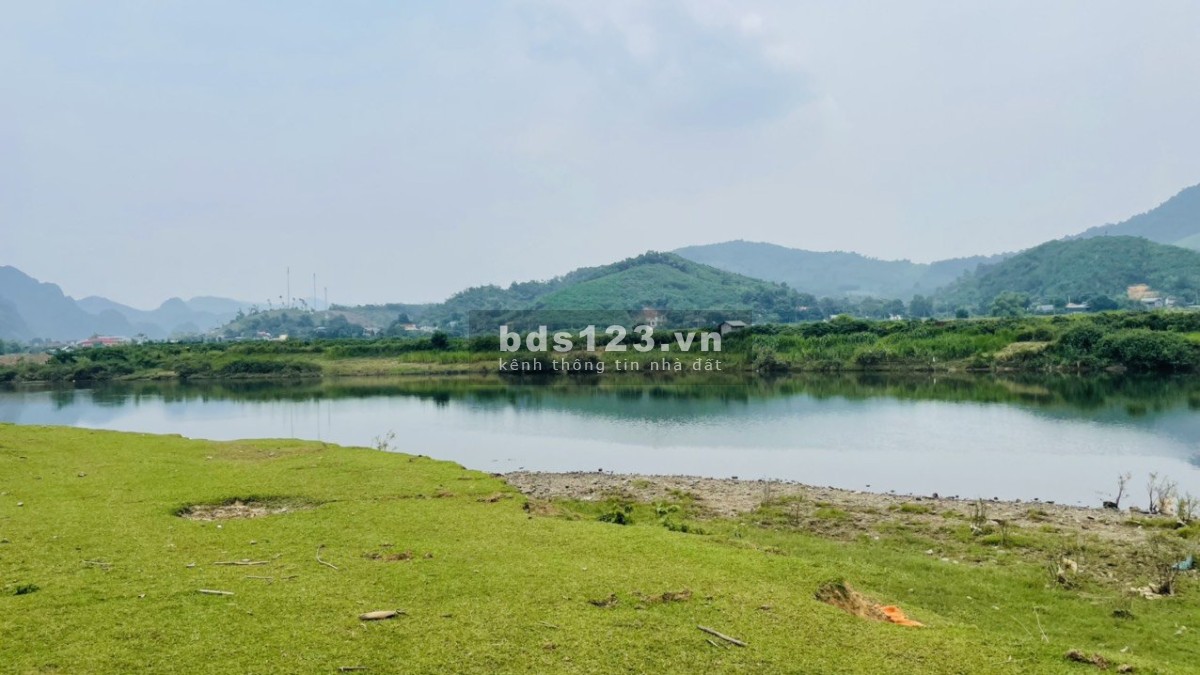 Bán đất lô góc 2 mặt tiền 43m, hơn 55m đường bê tông rộng 8m. cách sông Bôi 50m có bãi bồi rộng.