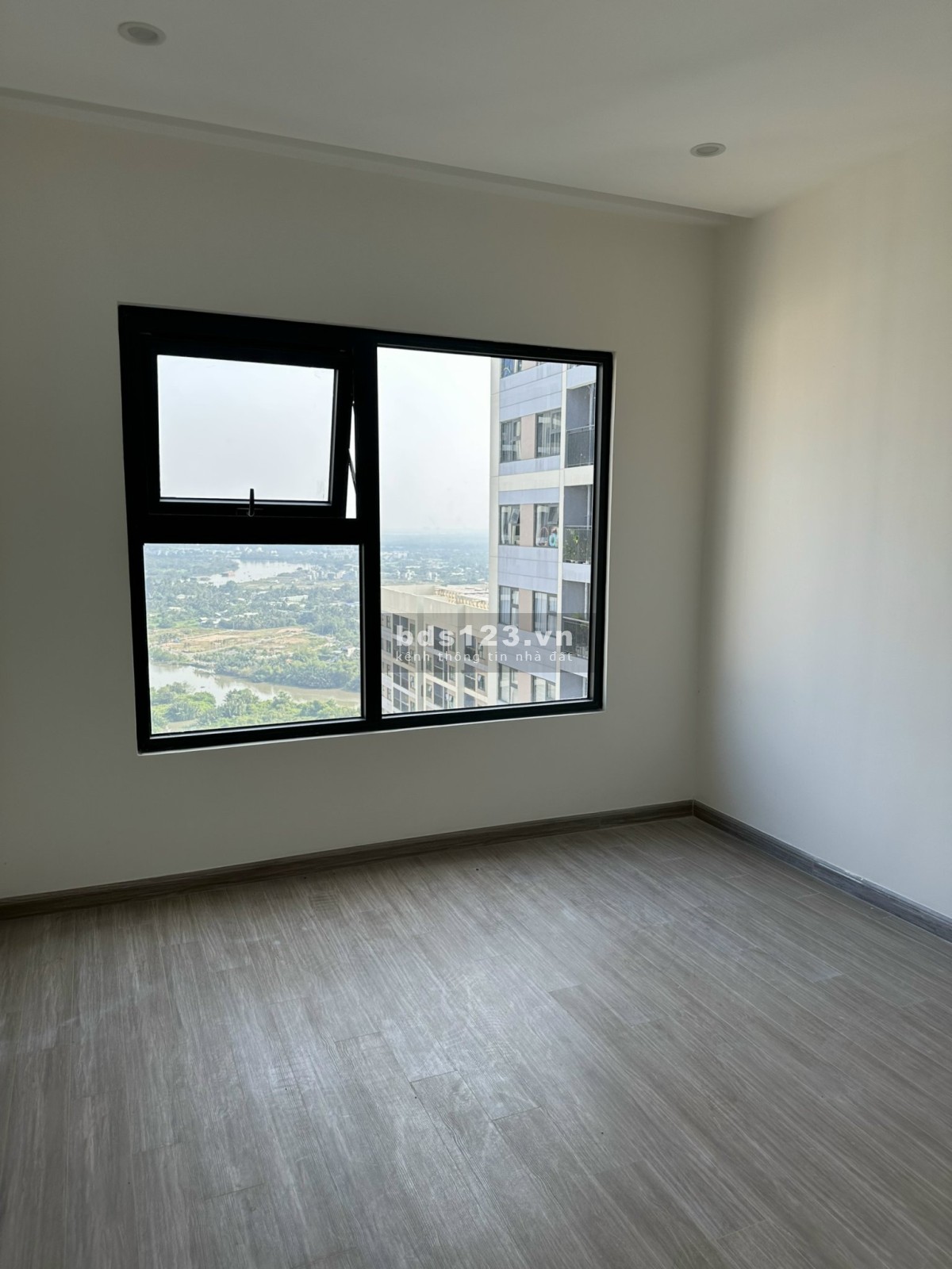 Rẻ vô địch bán căn hộ 3PN Vinhomes Quận 9 giá chỉ 2.6xx đã bao hết tất cả thuế phí và sổ. Xem ngay!