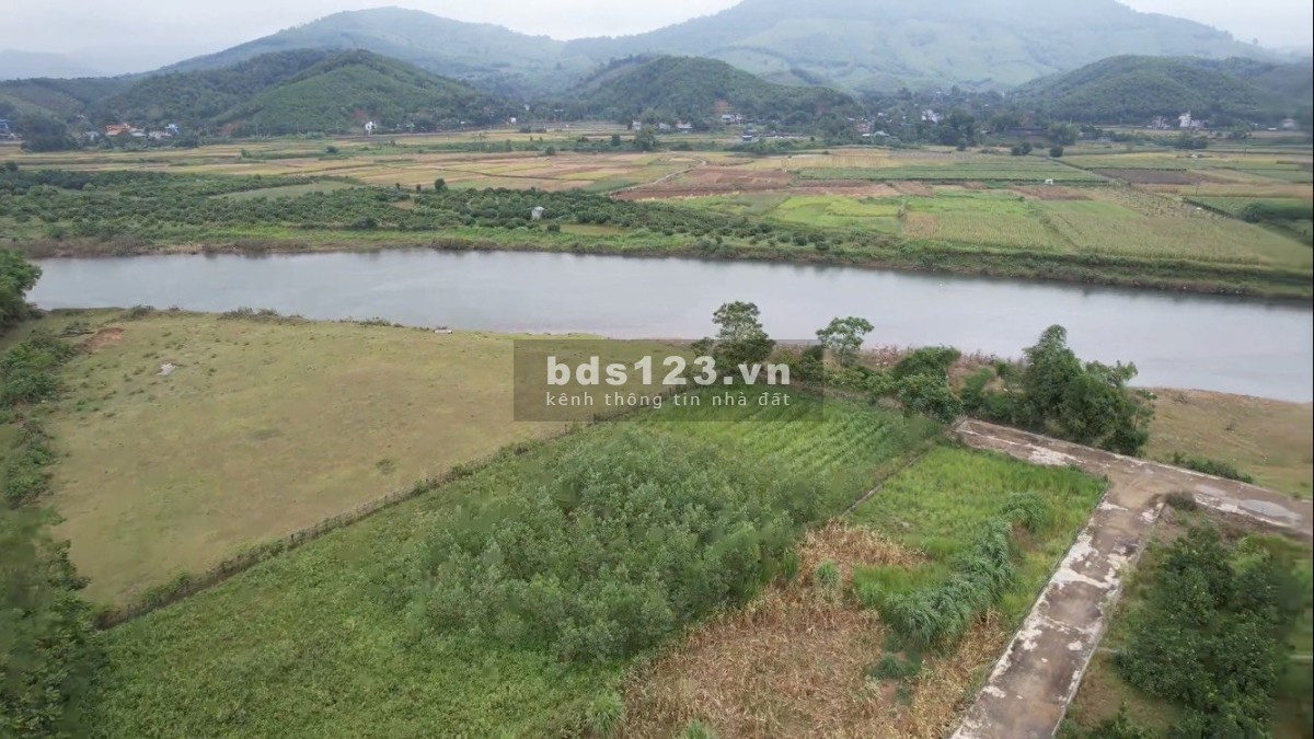 Bán đất lô góc 2 mặt tiền 43m, hơn 55m đường bê tông rộng 8m. cách sông Bôi 50m có bãi bồi rộng.