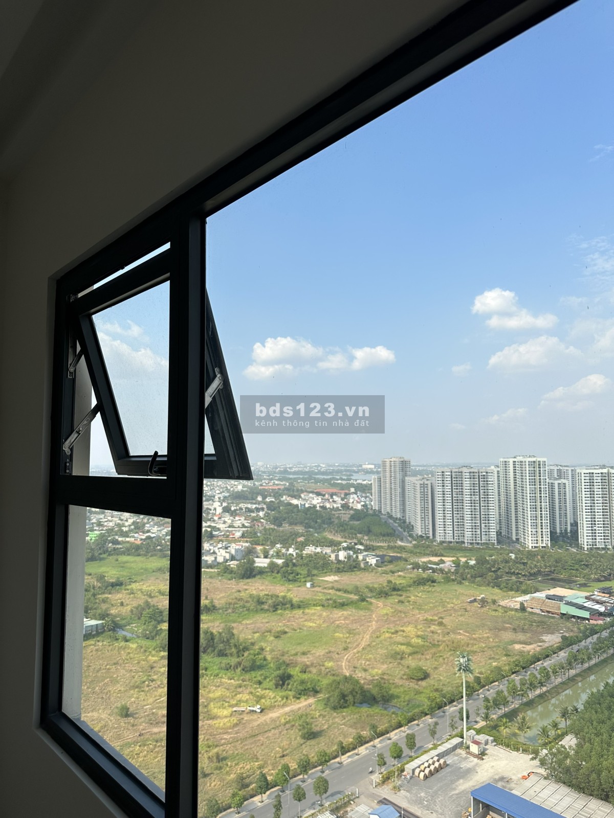Rẻ vô địch bán căn hộ 3PN Vinhomes Quận 9 giá chỉ 2.6xx đã bao hết tất cả thuế phí và sổ. Xem ngay!