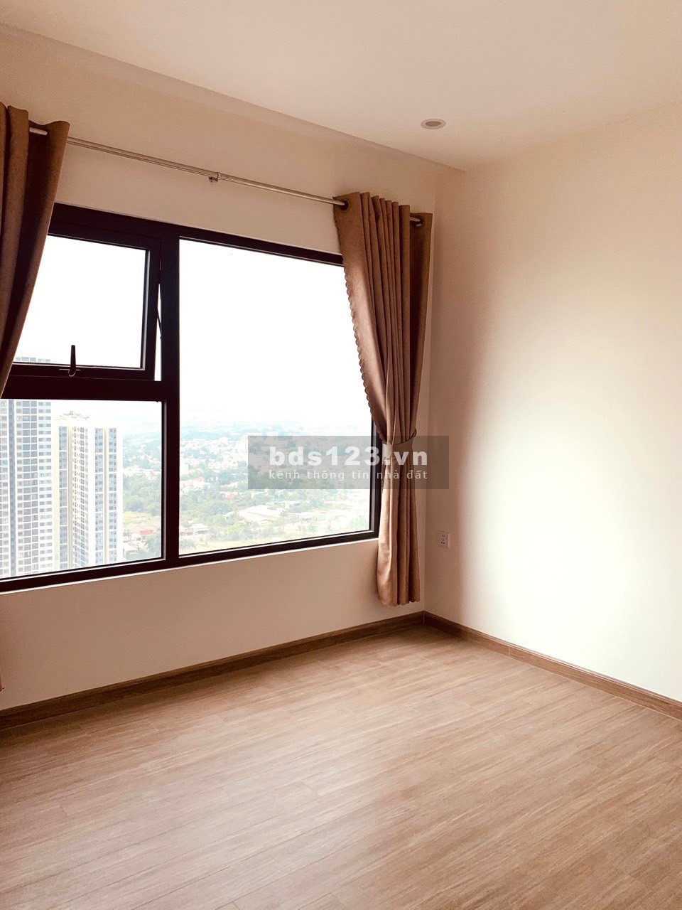 Cần bán gấp căn hộ 2PN+ giá 2450 tỷ bao mọi thuế phí Vinhomes Grand Park quận 9. Thật 100% !!!
